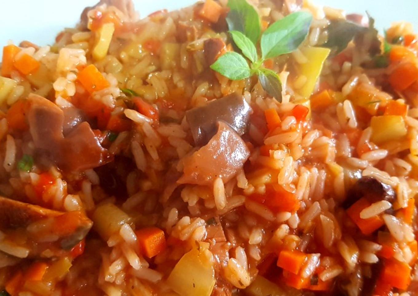 Guisado con hongos deliciosos y arroz