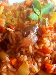 Una foto de Guisado con hongos deliciosos y arroz