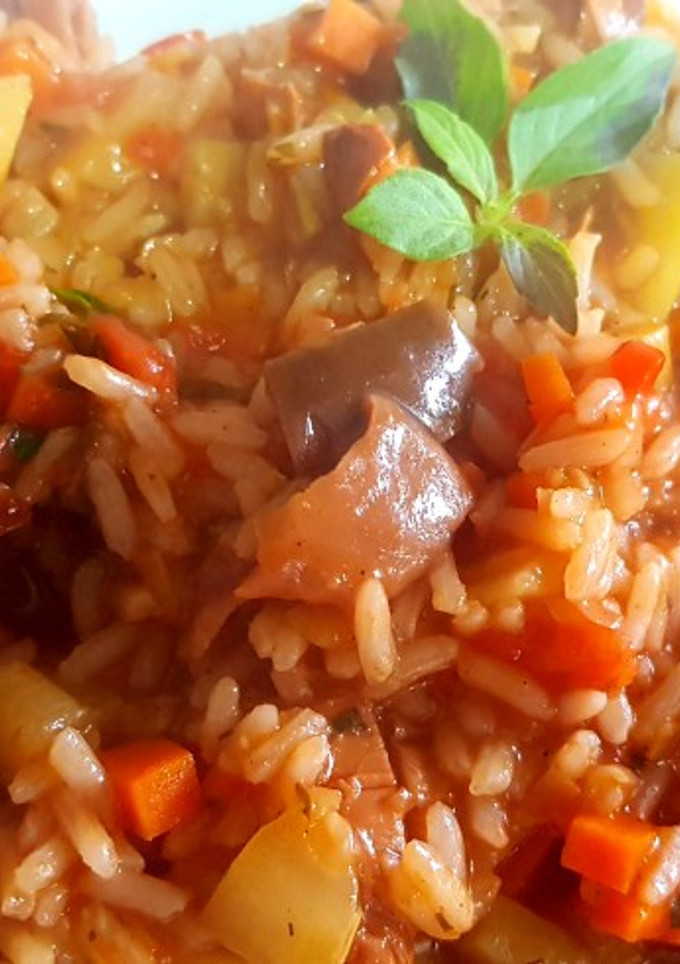 Una foto de Guisado con hongos deliciosos y arroz