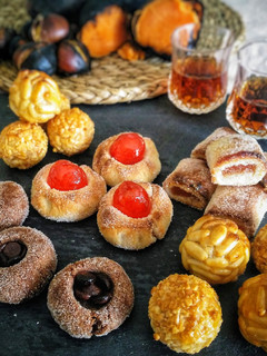 Una foto de Panellets variados (chocolate, membrillo y guindas confitadas)