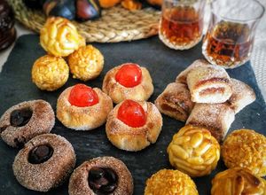 Foto principal de Panellets variados (chocolate, membrillo y guindas confitadas)