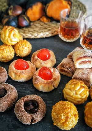 Una foto de Panellets variados (chocolate, membrillo y guindas confitadas)