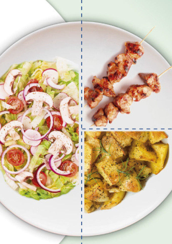 Una foto de Chuzos de pollo con ensalada y papas