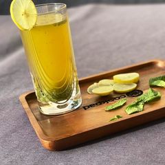 A picture of Gur mint lemonade🍸💛💚.