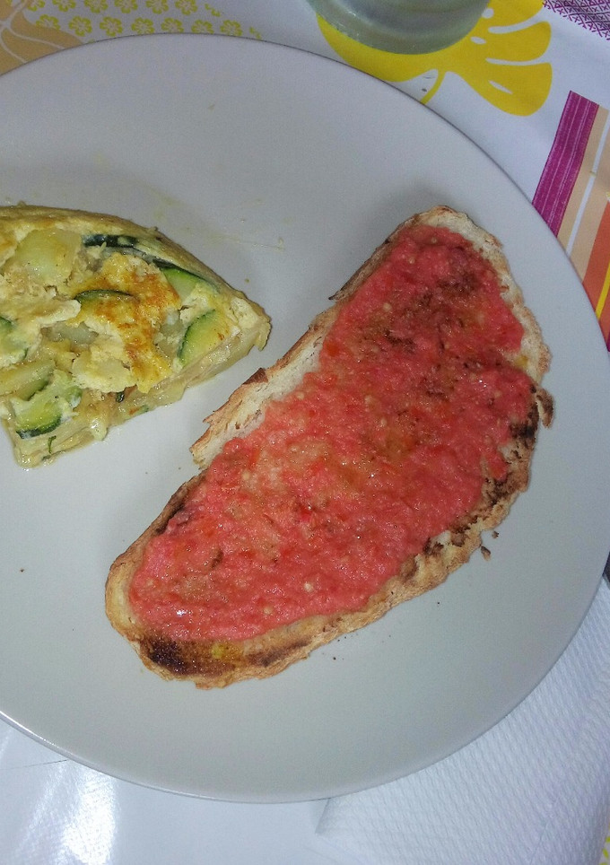 Una foto de Tumaca. "Pà amb tomàquet" triturado casero