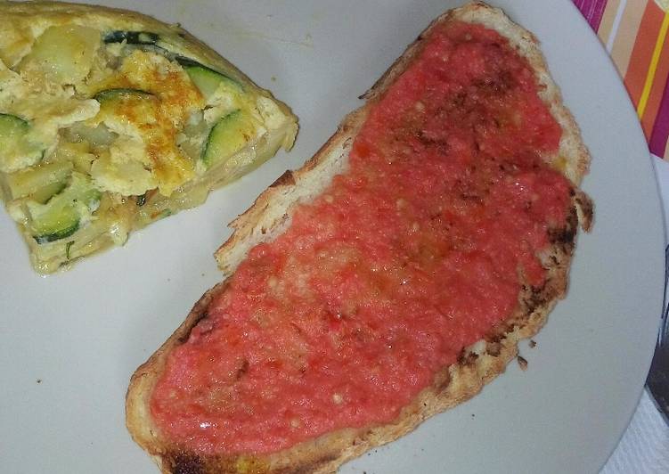 Tumaca. "Pà amb tomàquet" triturado casero