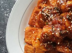 Hình của món Đậu phụ om vừng cay.