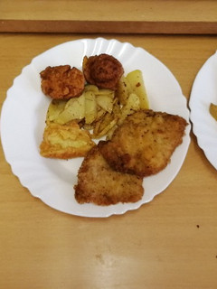 Sült krumpli rántott hússal recept fotója