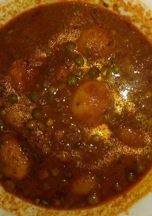 A picture of Dum aloo with peas.