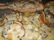 Una foto de pechugas de pollo al verdeo