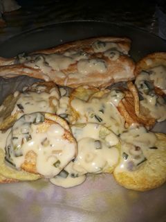 Una foto de Pechugas de pollo, con papas fritas y salsa de verdeo