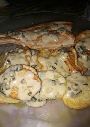 Una foto de Pechugas de pollo, con papas fritas y salsa de verdeo
