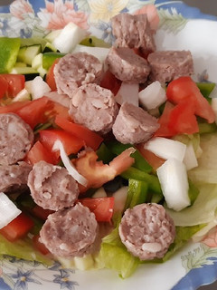 Una foto de Ensalada de alubias con butifarra catalana