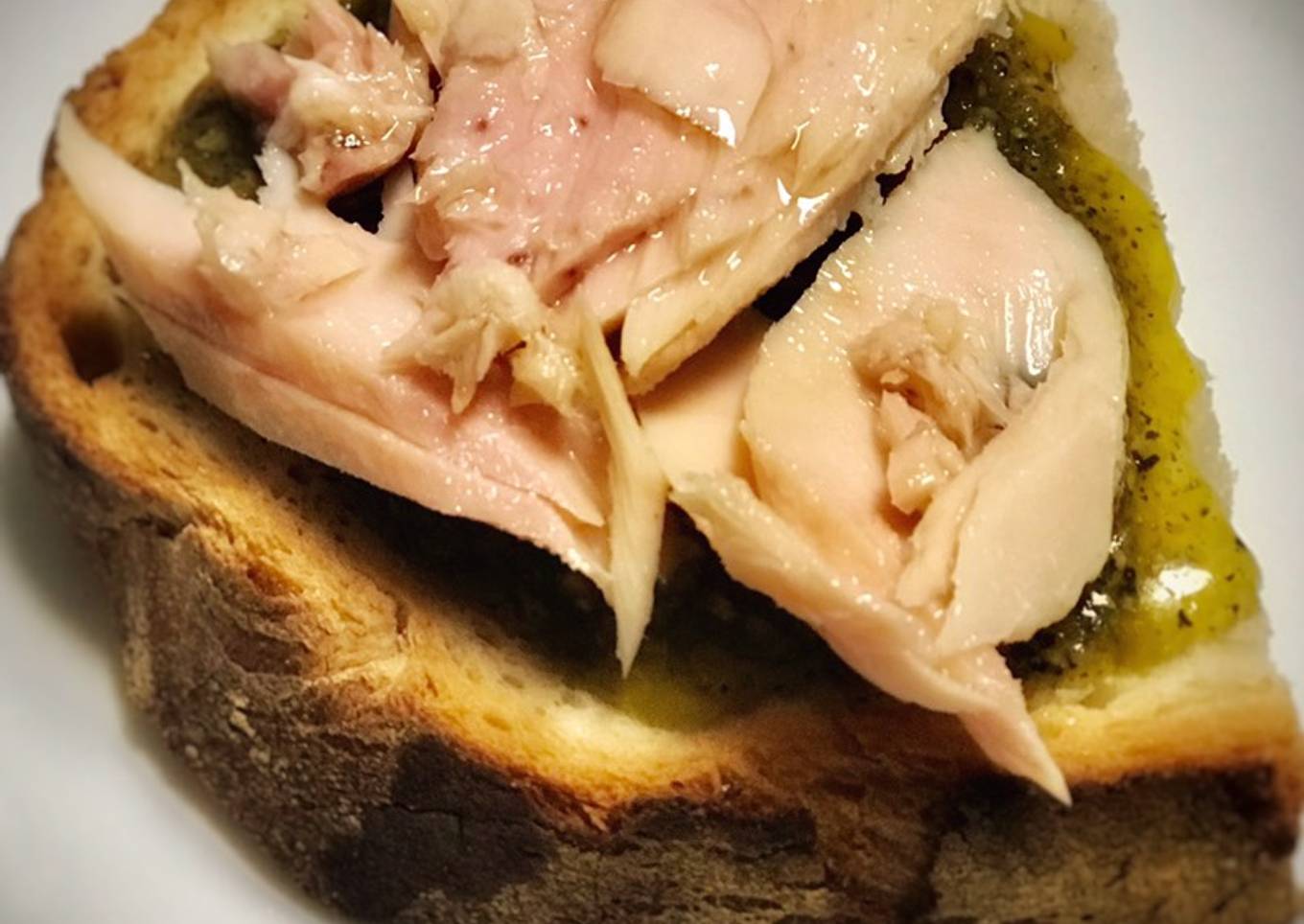 Tosta de pesto de pistacho con bonito