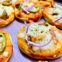 Mini pizzas 🍕 A picture of Mini pizzas 🍕.