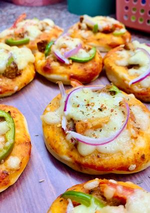 A picture of Mini pizzas 🍕.