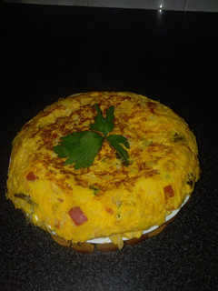 Una foto de Tortilla de bacalao y verduras
