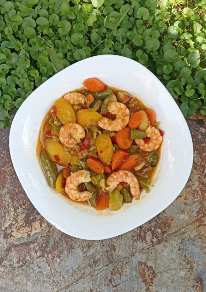 Una foto de Wok de verduras asiáticas con langostinos