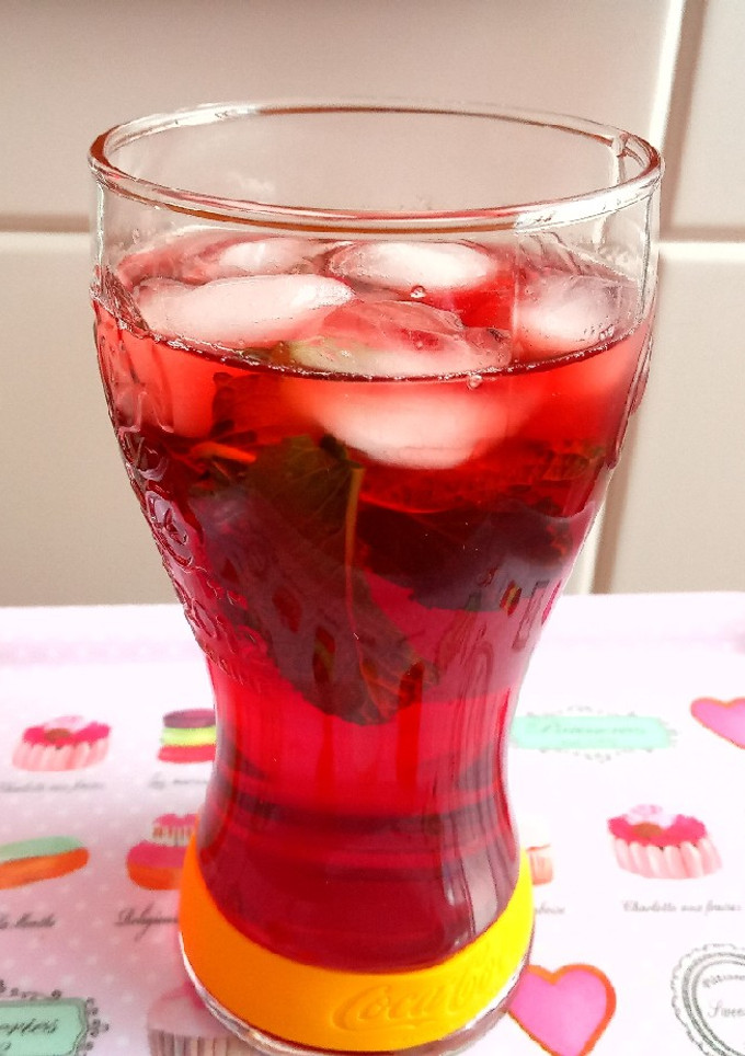 Una foto de Refresco de hibisco y hierbabuena