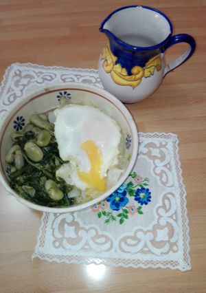 Foto di Terra mia con colline di cipolle, cicorie, fave fresche e uovo di gallina