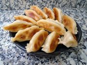 Una foto de masa de gyozas