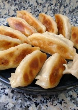 Una foto de Gyozas de cerdo a la plancha