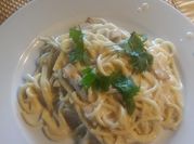 Una foto de pasta con pollo y verdura