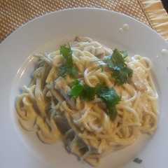 Una foto de Pasta Alfredo con pollo