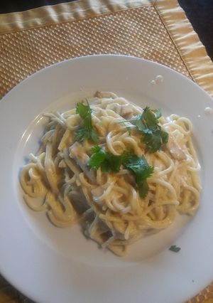Una foto de Pasta Alfredo con pollo