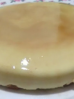 Una foto de Tarta de limón con leche evaporada y base de bizcochos (sin horno)