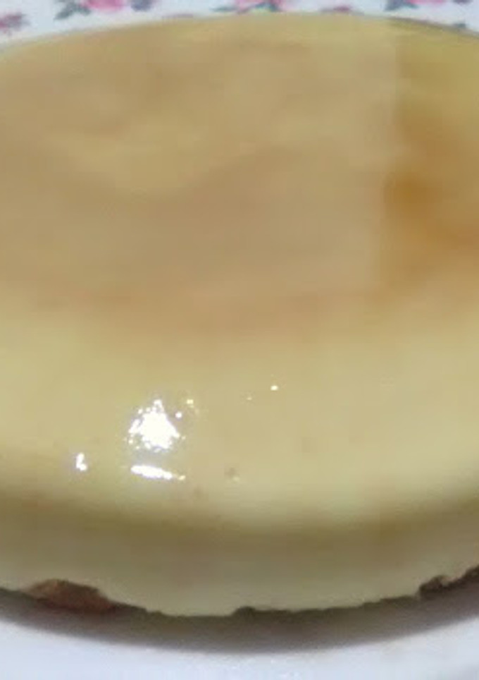 Una foto de Tarta de limón con leche evaporada y base de bizcochos (sin horno)
