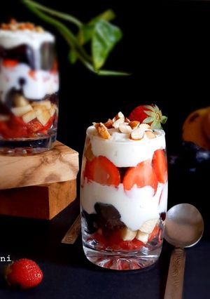 A picture of Curd cream Fruit salad.