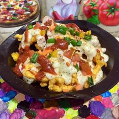 A picture of Kurkury with white sauce.