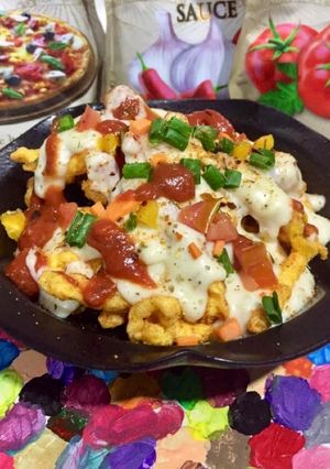 A picture of Kurkury with white sauce.