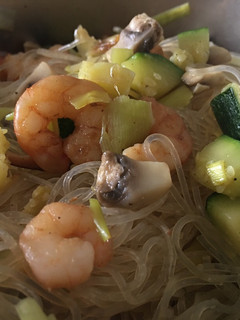 Una foto de Fideos de arroz con lo mío