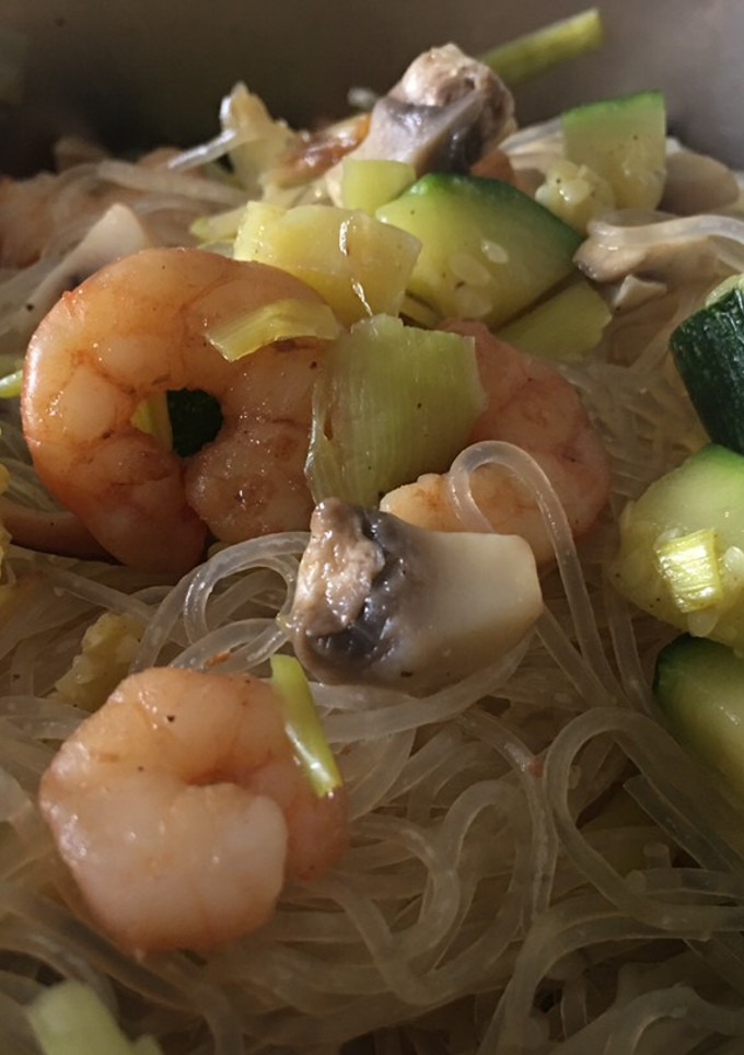 Una foto de Fideos de arroz con lo mío