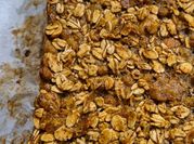 Una foto de barritas de avena y cacao