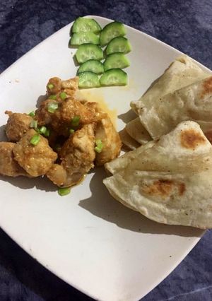 A picture of Dahi chicken with ghee roti.
