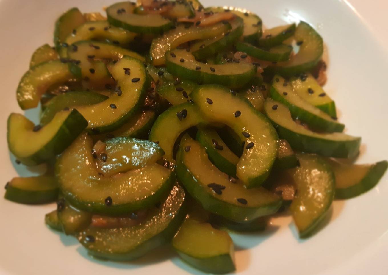 Salteado de pepino holandés estilo asiático