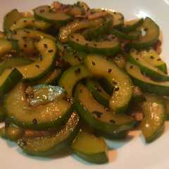 Una foto de Salteado de pepino holandés estilo asiático