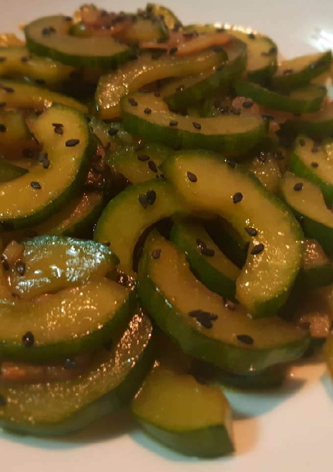 Una foto de Salteado de pepino holandés estilo asiático