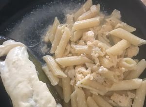 Una foto de PENNE RIGATE con un delicioso pepino relleno rebozado de queso mozzarella