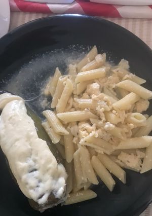 Una foto de PENNE RIGATE con un delicioso pepino relleno rebozado de queso mozzarella