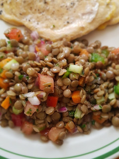 Una foto de Ensalada de lentejones con confeti de vegetales