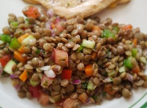 Una foto de Ensalada de lentejones con confeti de vegetales