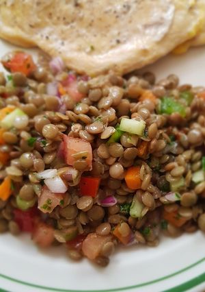 Una foto de Ensalada de lentejones con confeti de vegetales