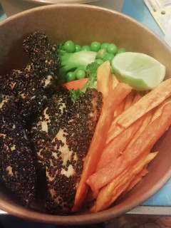 Una foto de Deliciosa lonchera de pollo con quinua negra y vegetales