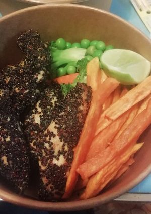 Una foto de Deliciosa lonchera de pollo con quinua negra y vegetales