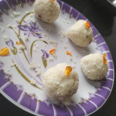 A picture of Coconut ladoo.