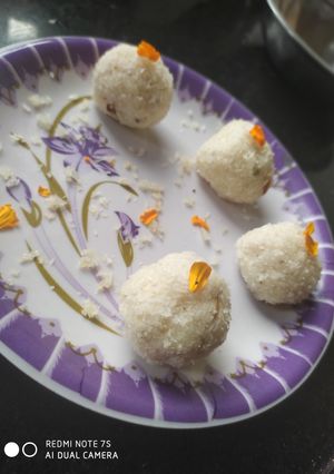 A picture of Coconut ladoo.